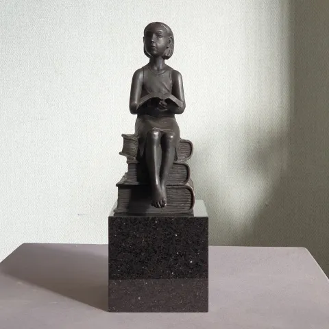 Skaitanti mergaitė – Liutauras Griežė